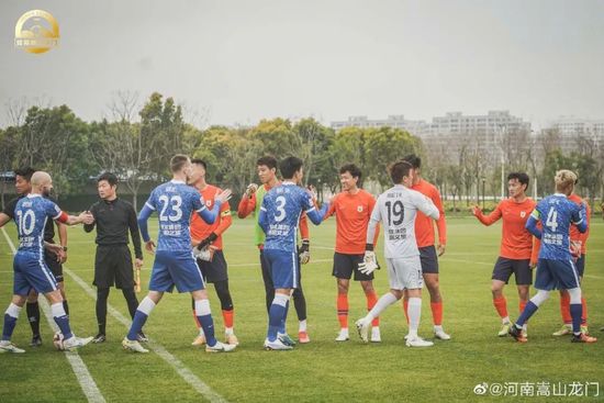 那专家有些头大，说：吴总，这一针下去，别说是人，就算是牛也倒了，可是二少爷他竟然一点反应也没有......吴东海脱口道：不用你说我也知道他一点反应都没有，我是要问你，现在怎么办？专家想了想，说：我想再加大一点剂量，无论如何，先让少爷冷静下来。